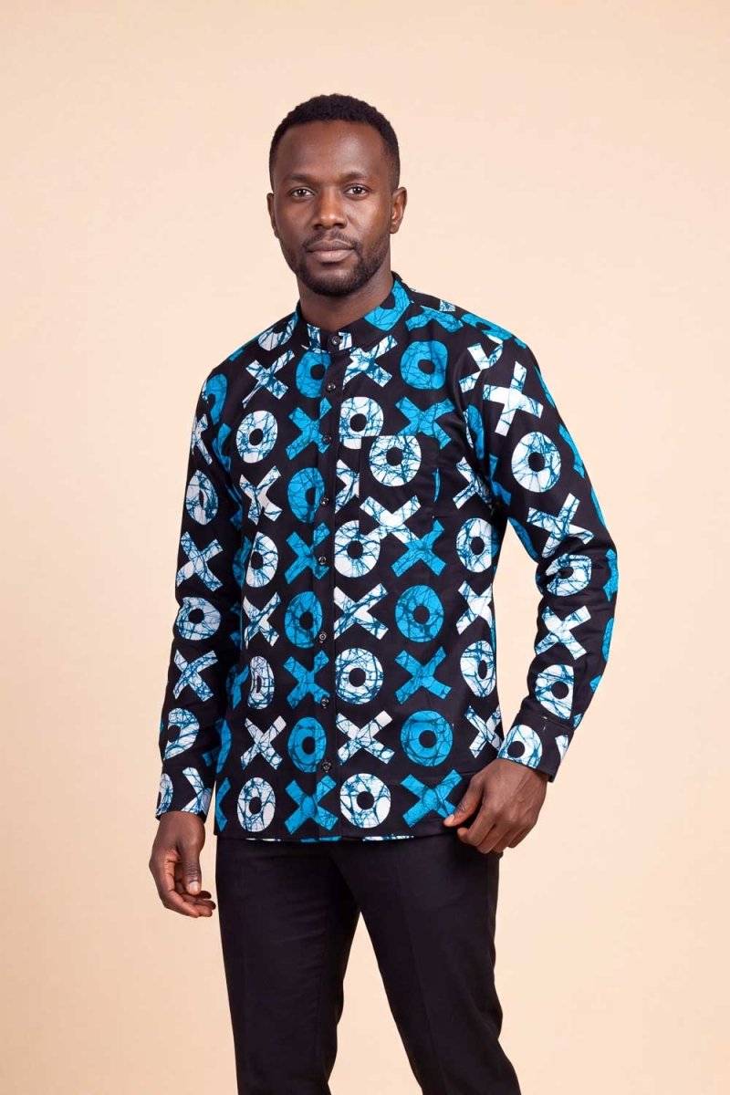 Chemise africaine homme Ziwa en wax bleu, blanc et noir, manches longues et col officier