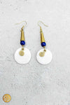 Boucles d’Oreilles Pendantes en Corne Blanche, Perle Bleue et Laiton – Artisanat du Kenya