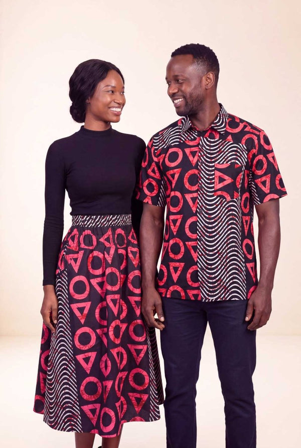 Ensemble couple wax assorti jupe africaine et chemise homme motifs géométriques rouge et noir profil
