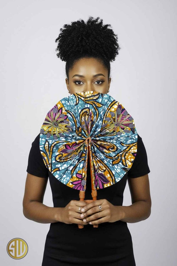 Éventail africain en wax turquoise – Manche en cuir fait main