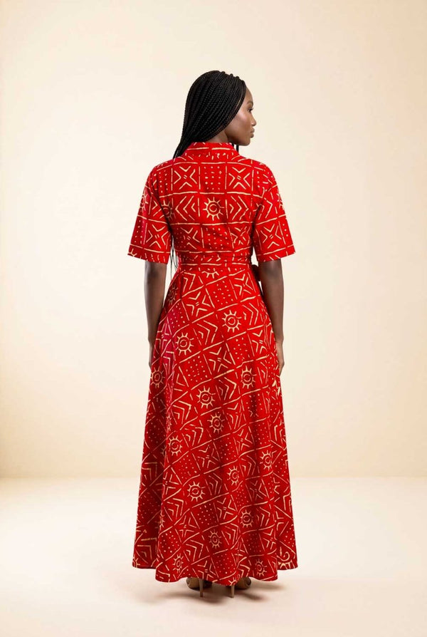 Robe africaine wax portefeuille rouge bogolan blanc, vue de dos, shooting studio fond crème