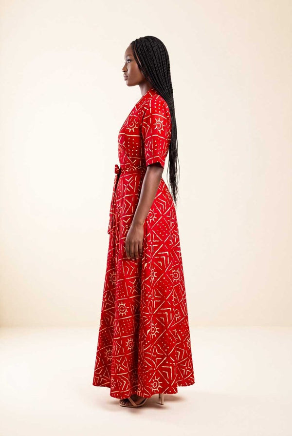 Robe africaine longue rouge, détail du motif bogolan et du nœud à la taille