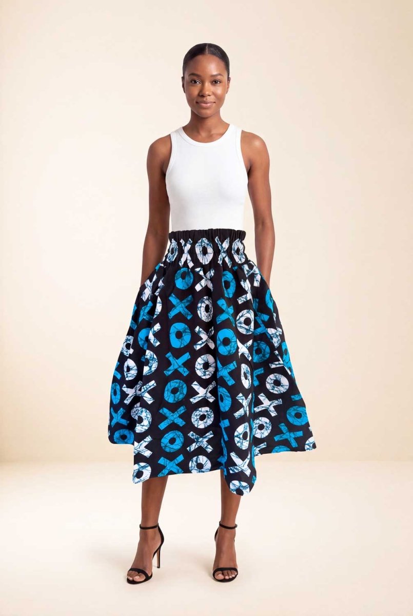 Jupe en wax Saida, motif ronds et croix bleu blanc et noir, taille haute smockée