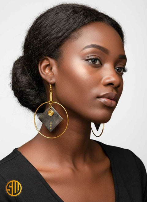 Boucles d’oreilles africaines artisanales cercle doré et pendentif carré