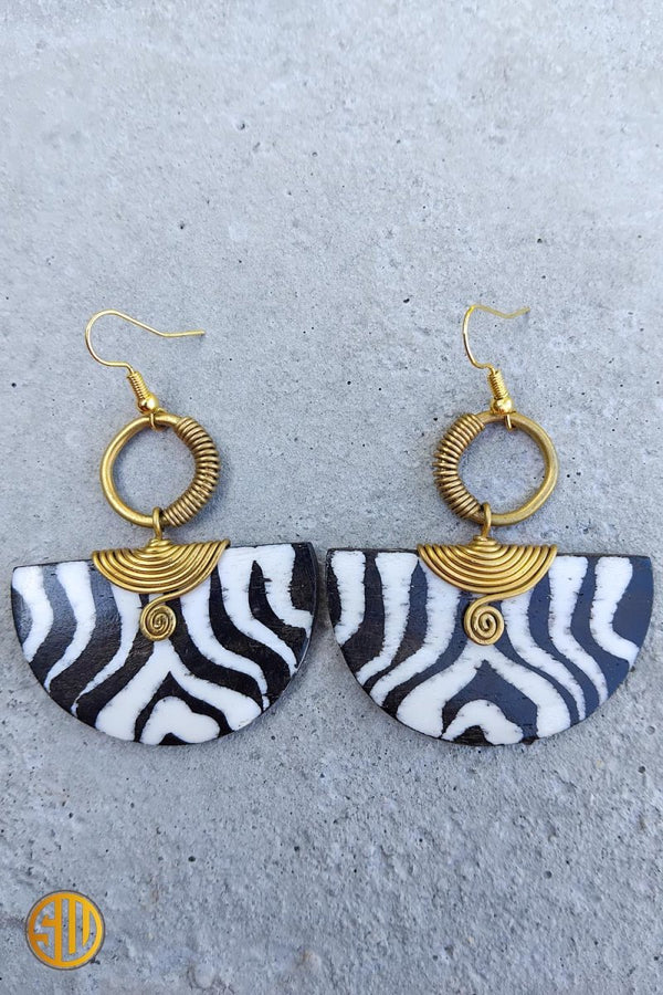 Boucles d’Oreilles en Corne Marron – Artisanat du Kenya