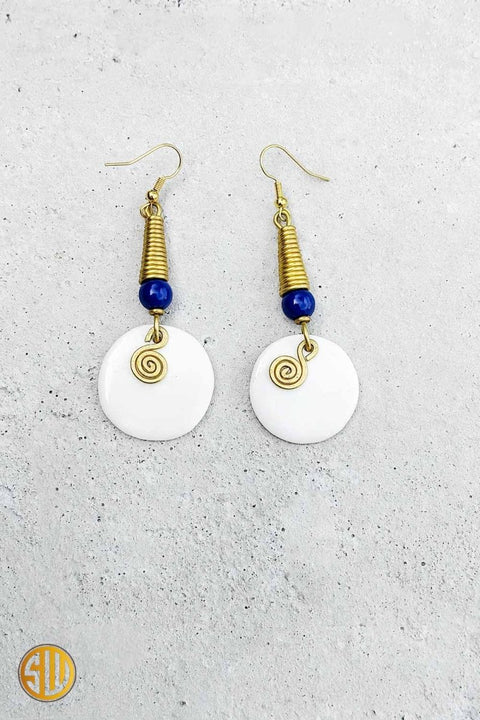 Boucles d’Oreilles Pendantes en Corne Blanche, Perle Bleue et Laiton – Artisanat du Kenya