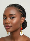 Boucles d’Oreilles Pendantes en Corne Blanche, Perle Rouge et Laiton – Artisanat du Kenya