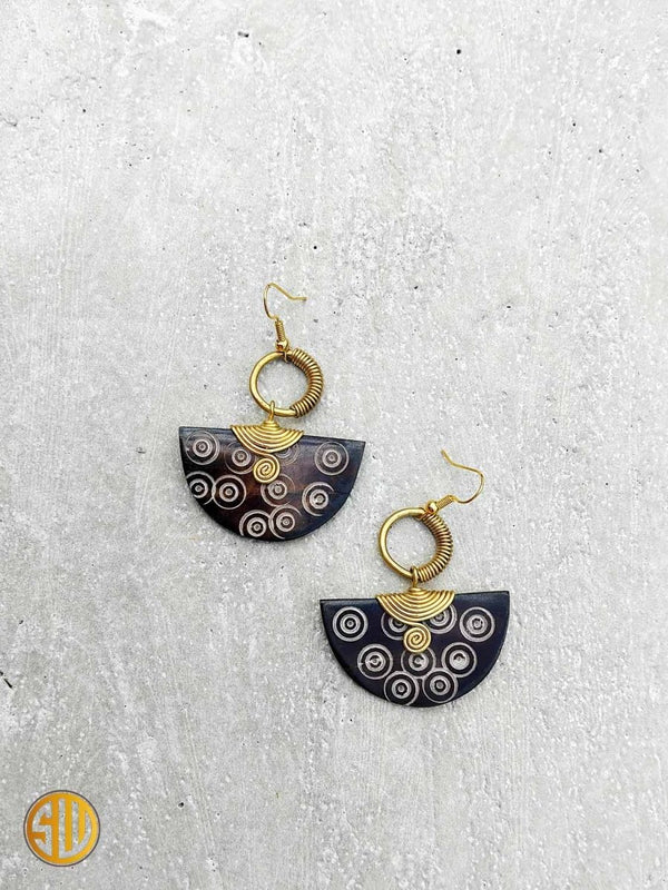 Boucles d’Oreilles Pendantes en Corne et Laiton – Élégance Artisanale du Kenya