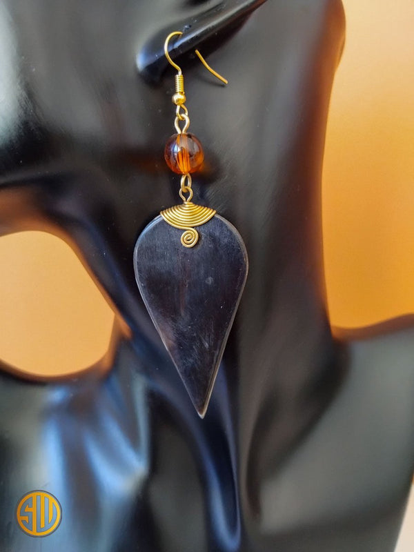 Boucles d’Oreilles Pendantes en Corne Marron - Artisanat du Kenya