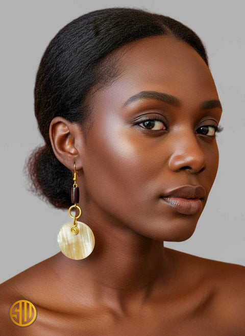 Boucles d’Oreilles Pendantes en Corne Marron et Perle – Artisanat du Kenya