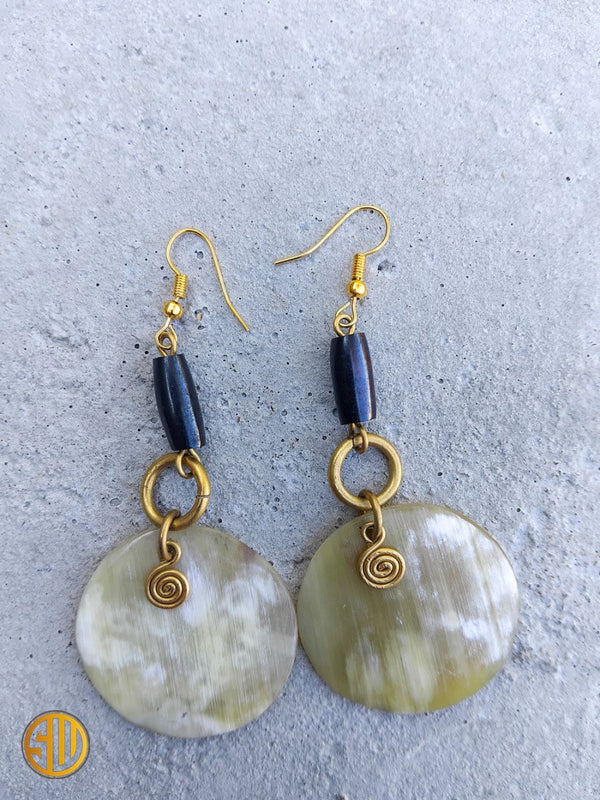 Boucles d’Oreilles Pendantes en Corne Marron et Perle – Artisanat du Kenya