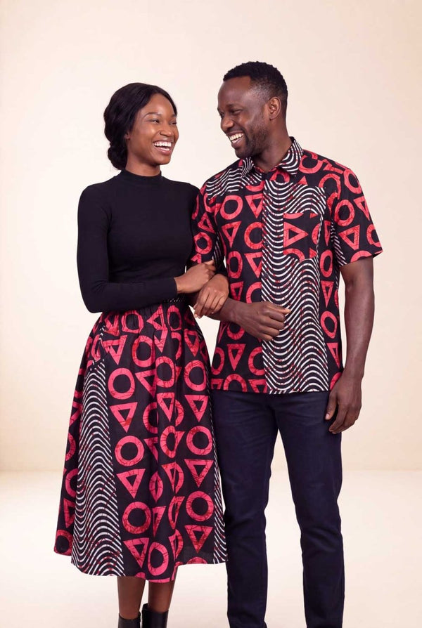 Ensemble couple wax assorti jupe africaine et chemise homme motifs géométriques rouge et noir face