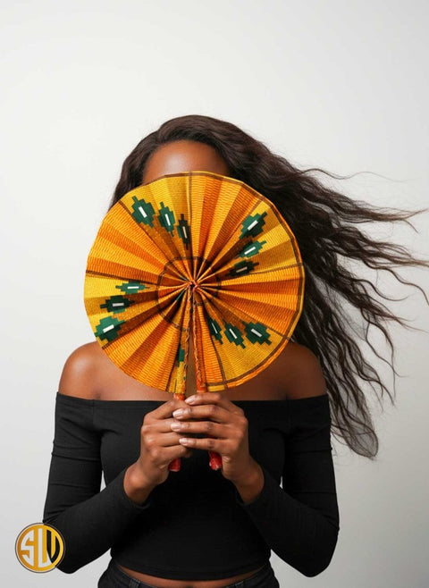 Éventail africain en wax jaune et cuir – Fait main au Kenya