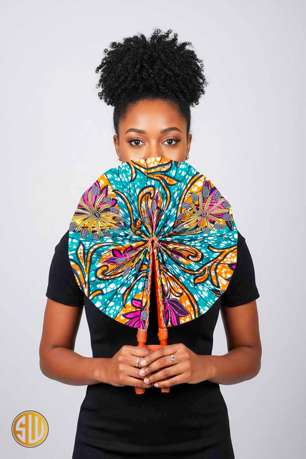 Éventail africain en wax turquoise – Manche en cuir fait main