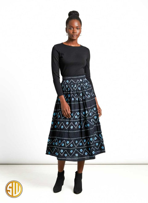 Jupe midi noire à motifs africains bleus – Élégance et modernité