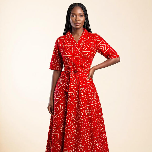 Robe wax femme portefeuille rouge et blanc, motif bogolan tissé main, coupe enveloppante