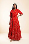 Robe africaine portefeuille longue en coton rouge, motif bogolan blanc aux symboles géométriques