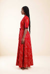 Robe africaine longue rouge, détail du motif bogolan et du nœud à la taille