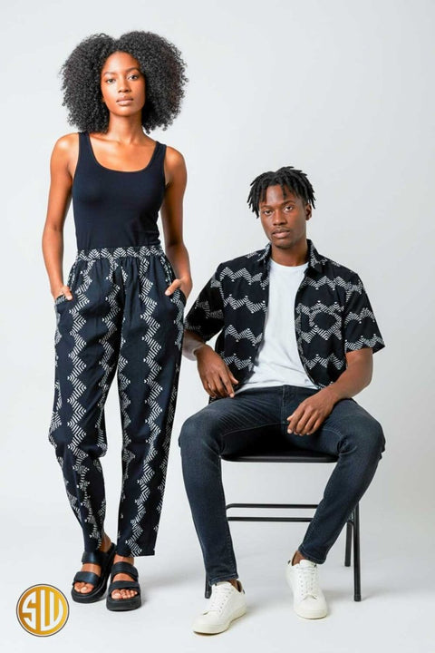 Tenue assortie couple en wax noire – chemise homme et pantalon femme